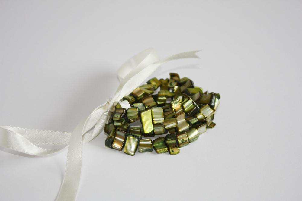 Set Of Three Stretch Bracelets In Green Mother Of Pearl