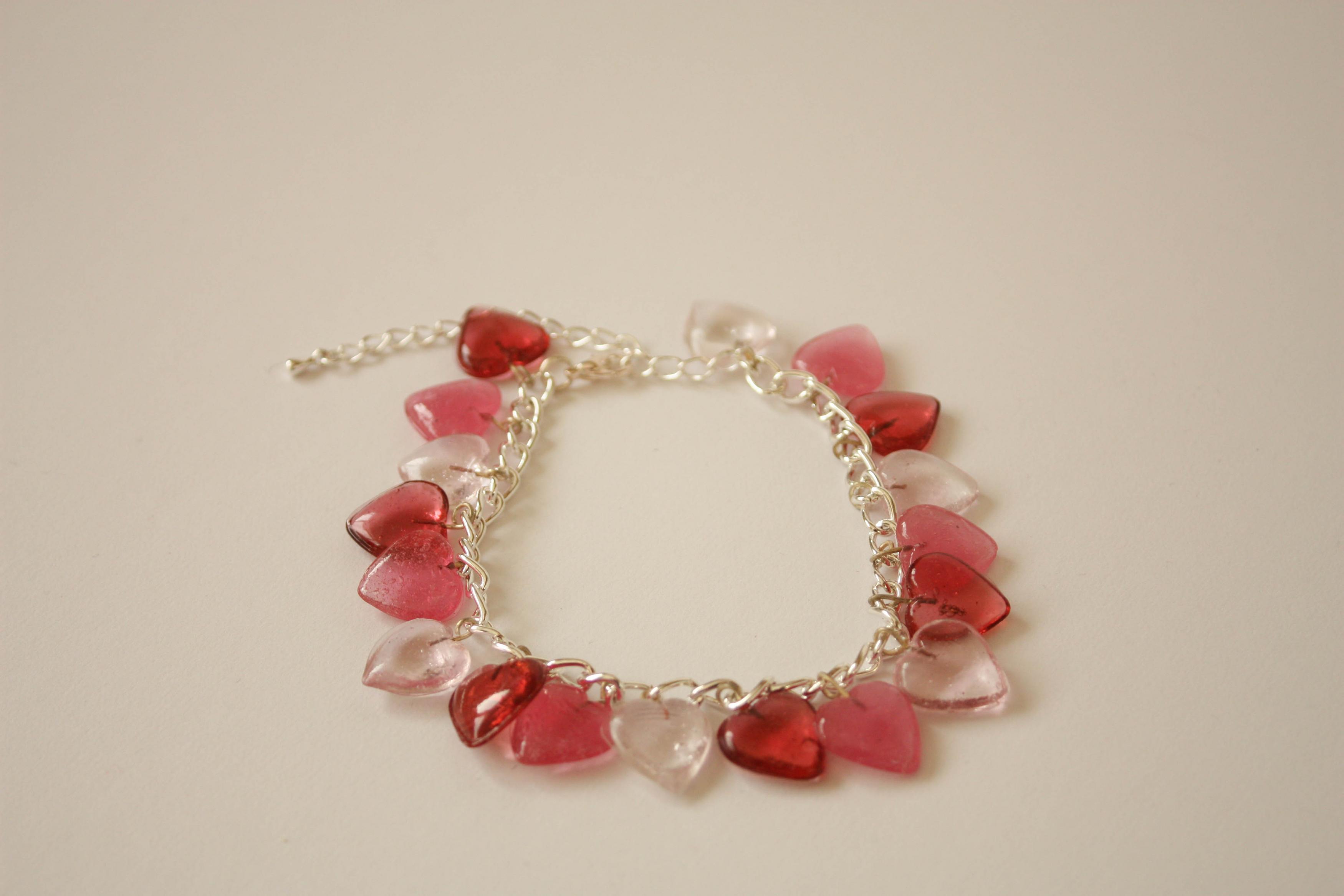 Pink Hearts Charm Bracelet. on Luulla